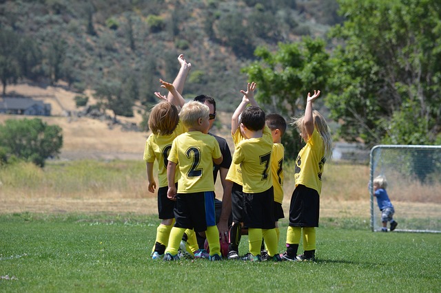 děti hrající fotbal